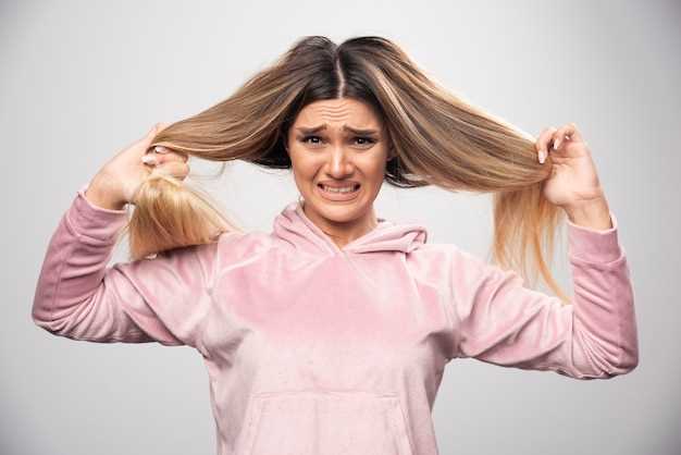 Почему у женщин выпадают волосы с луковицей: основные причины