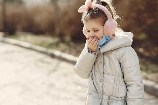Узнайте, какие причины могут вызывать чихание у ребенка и как это может быть связано с его общим здоровьем.